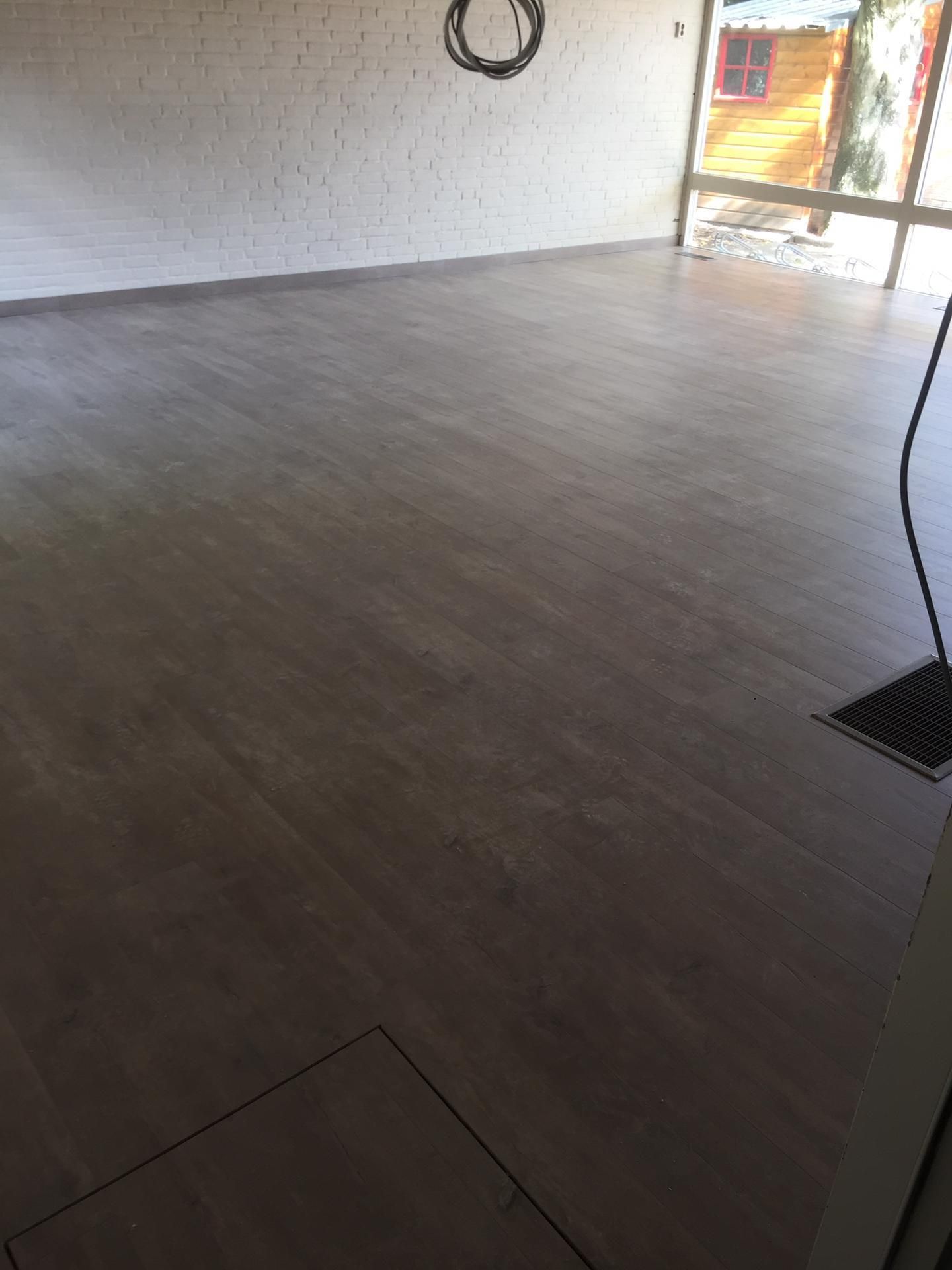 Donkere houten vloer - Gebroeders Verduyckt Bocholt