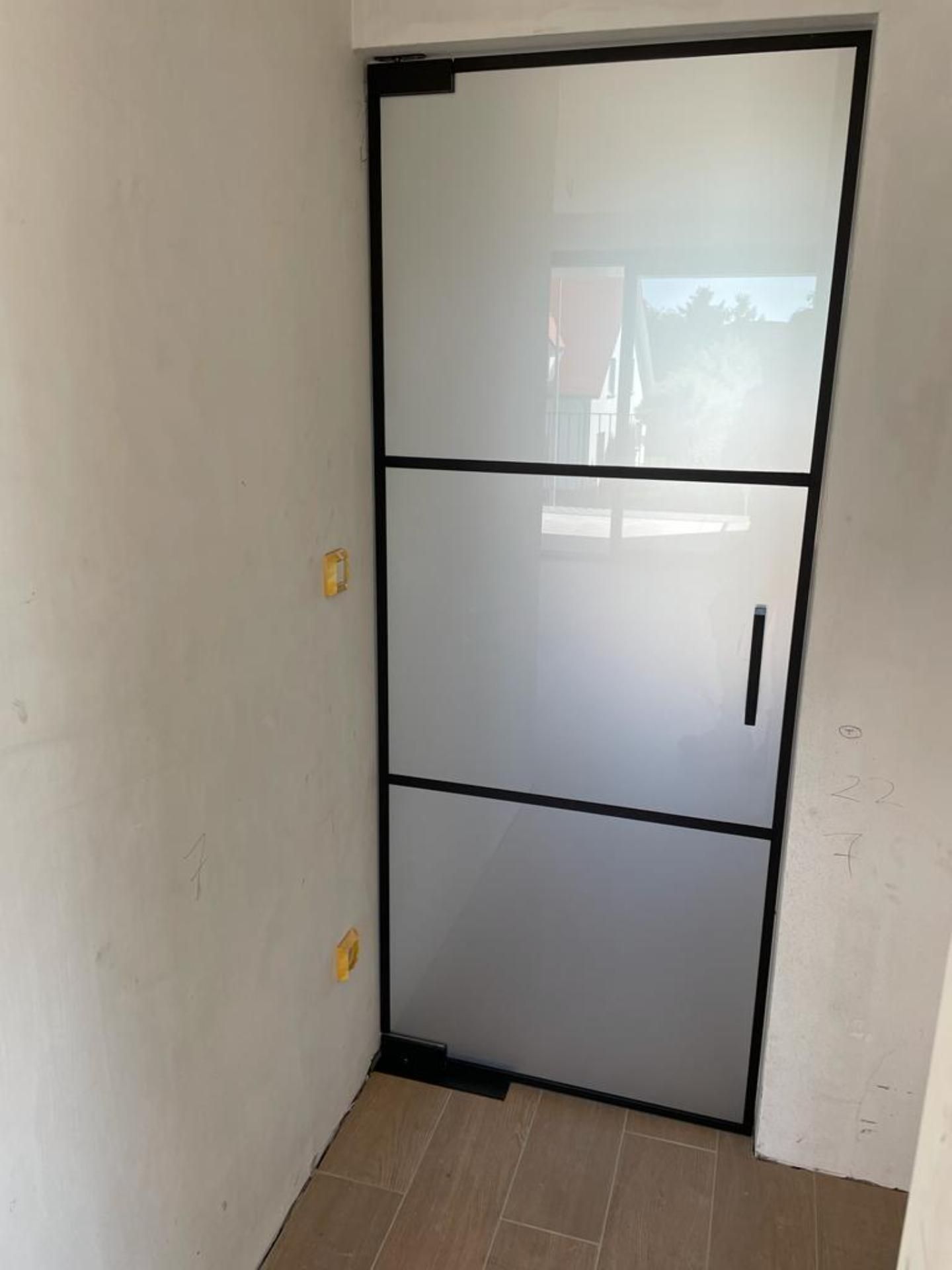 Glazen binnendeur met melkglas - Gebroeders Verduyckt Bocholt