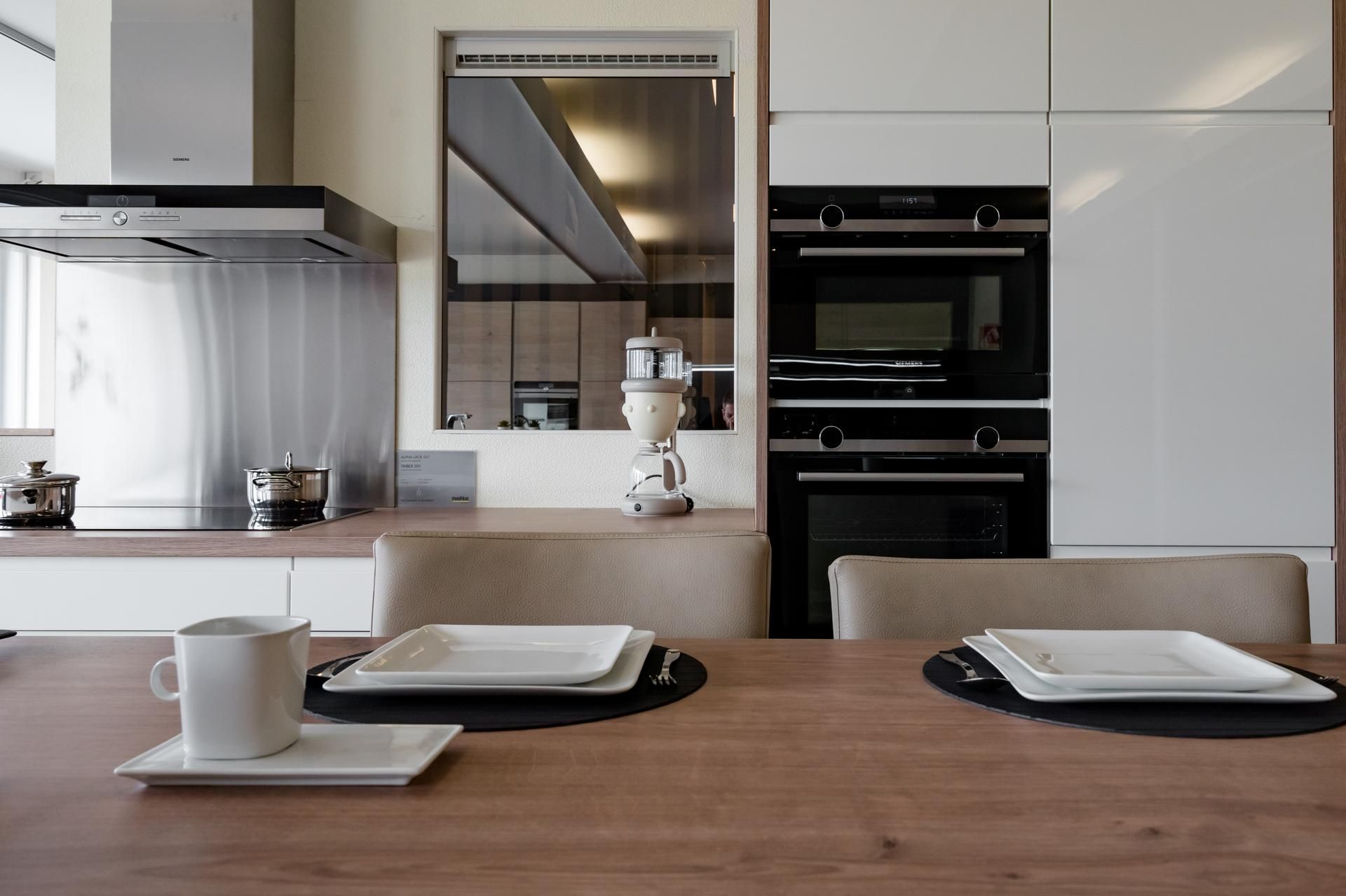 Keuken met Siemens-inbouwtoestellen en houten afwerking, gerealiseerd door Gebroeders Verduyckt