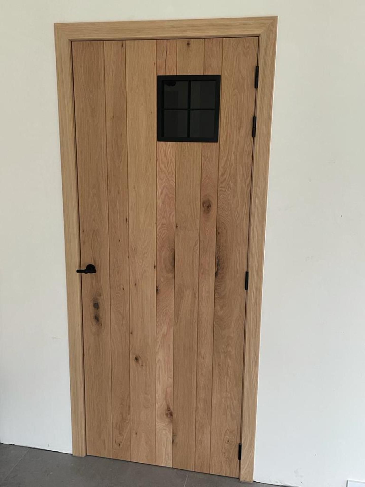 Houten binnendeur met kleine raam - Gebroeders Verduyckt Bocholt