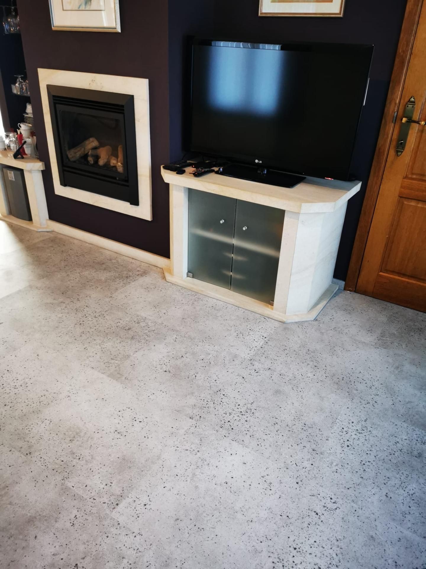 Houten vloer bij haard en tv-meubel - Gebroeders Verduyckt Bocholt
