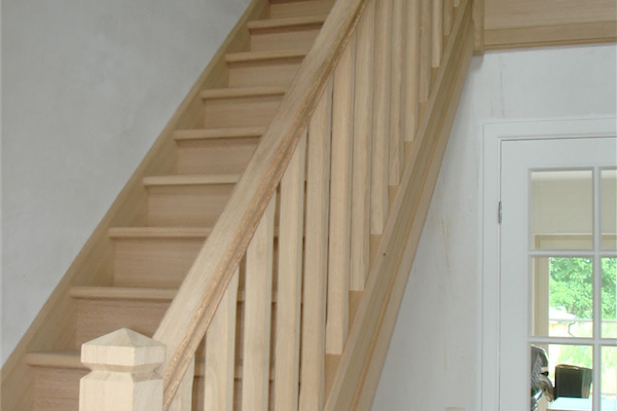 Houten trappen in Limburg: open trap in licht hout, geplaatst door Gebroeders Verduyckt