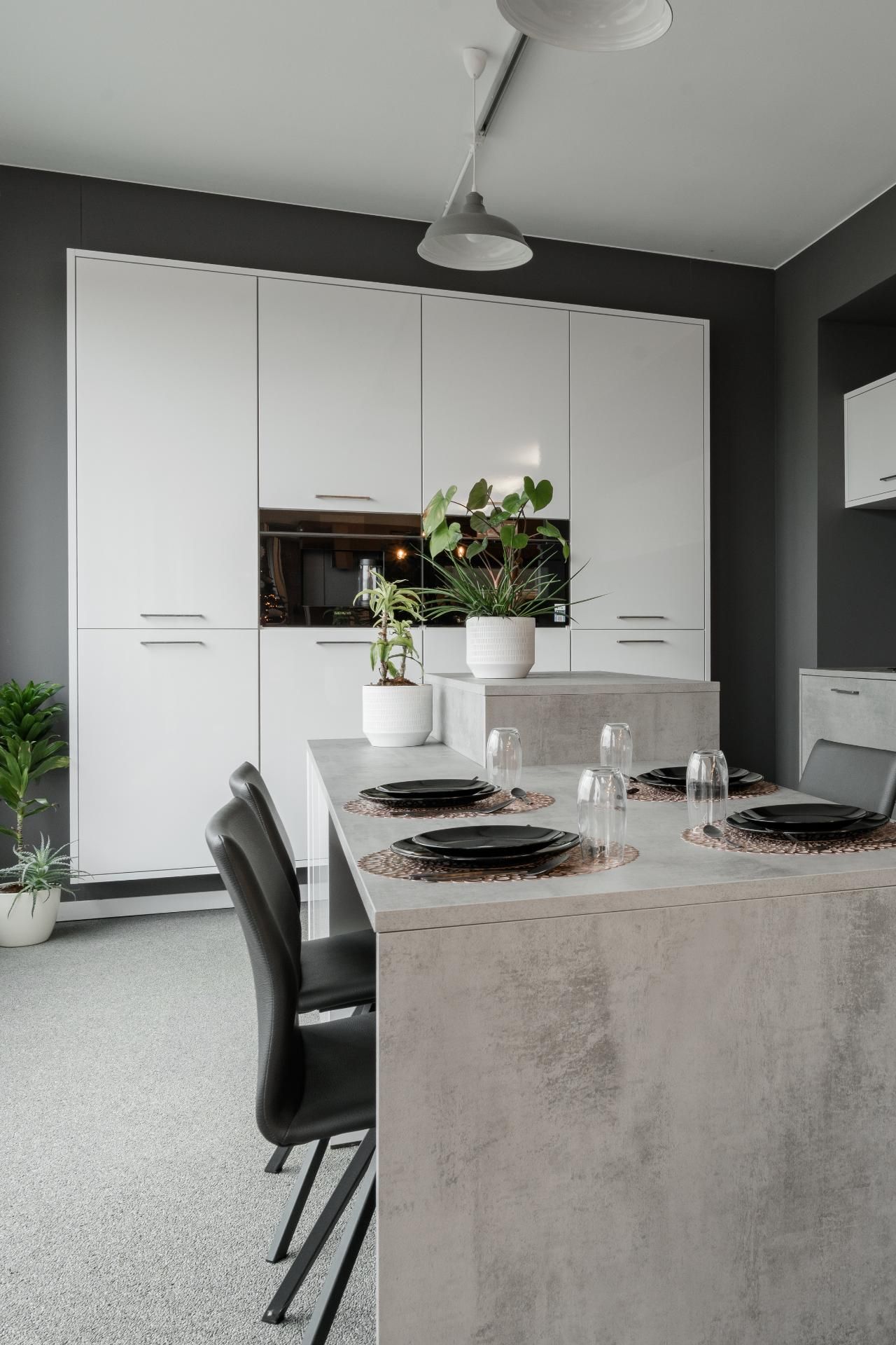 Keukens op maat in Limburg: moderne keuken met kookeiland, gerealiseerd door Gebroeders Verduyckt