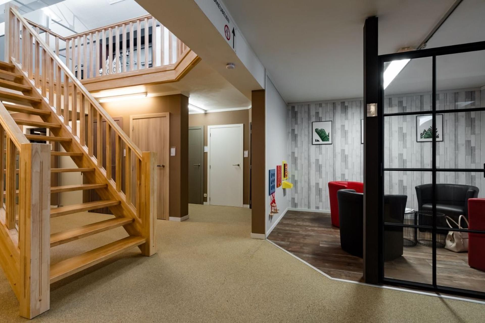 Maatwerk houten trap als eyecatcher in het interieur, geplaatst door Gebroeders Verduyckt
