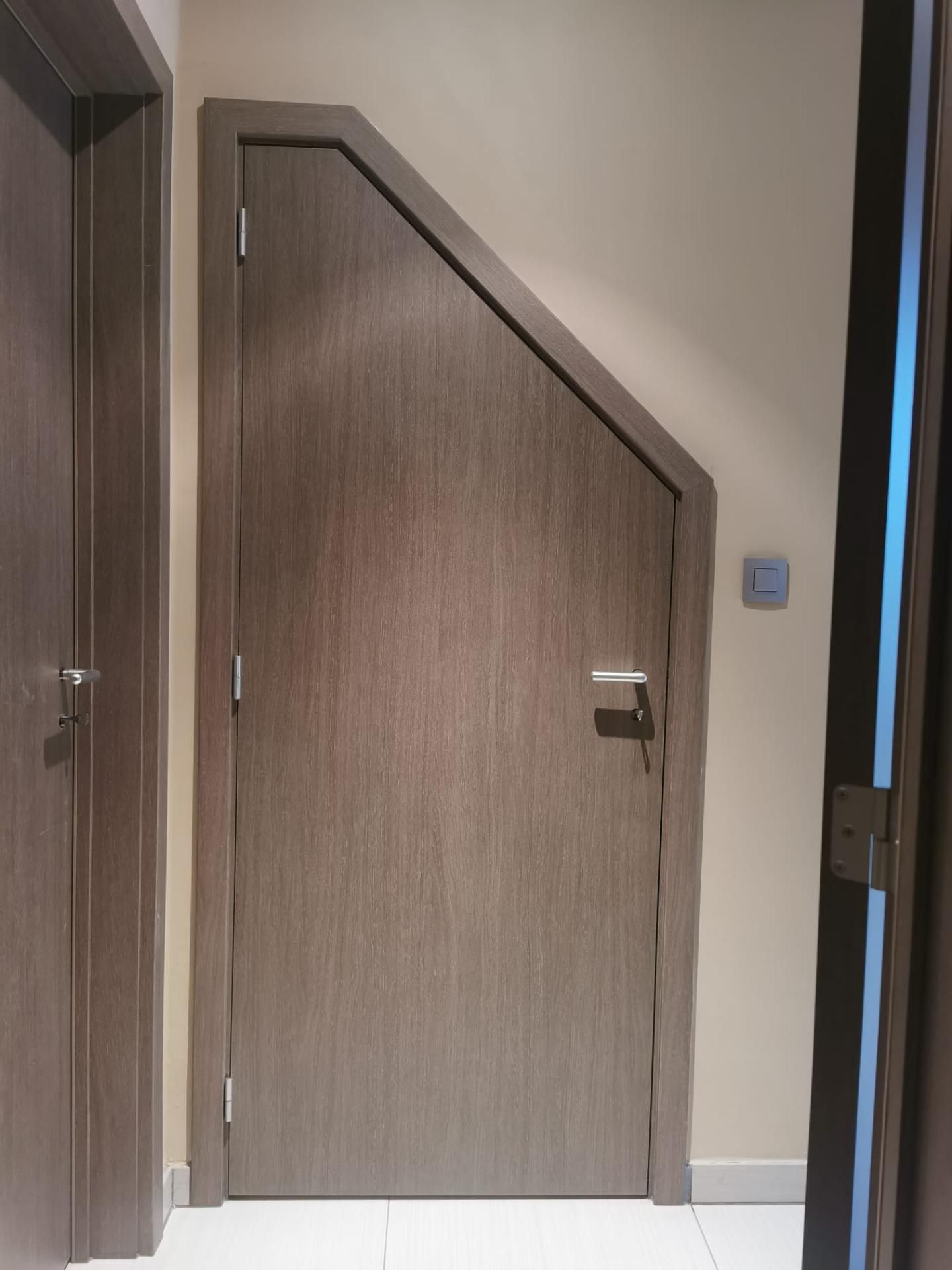 Houten deur schuin aflopend - Gebroeders Verduyckt Bocholt