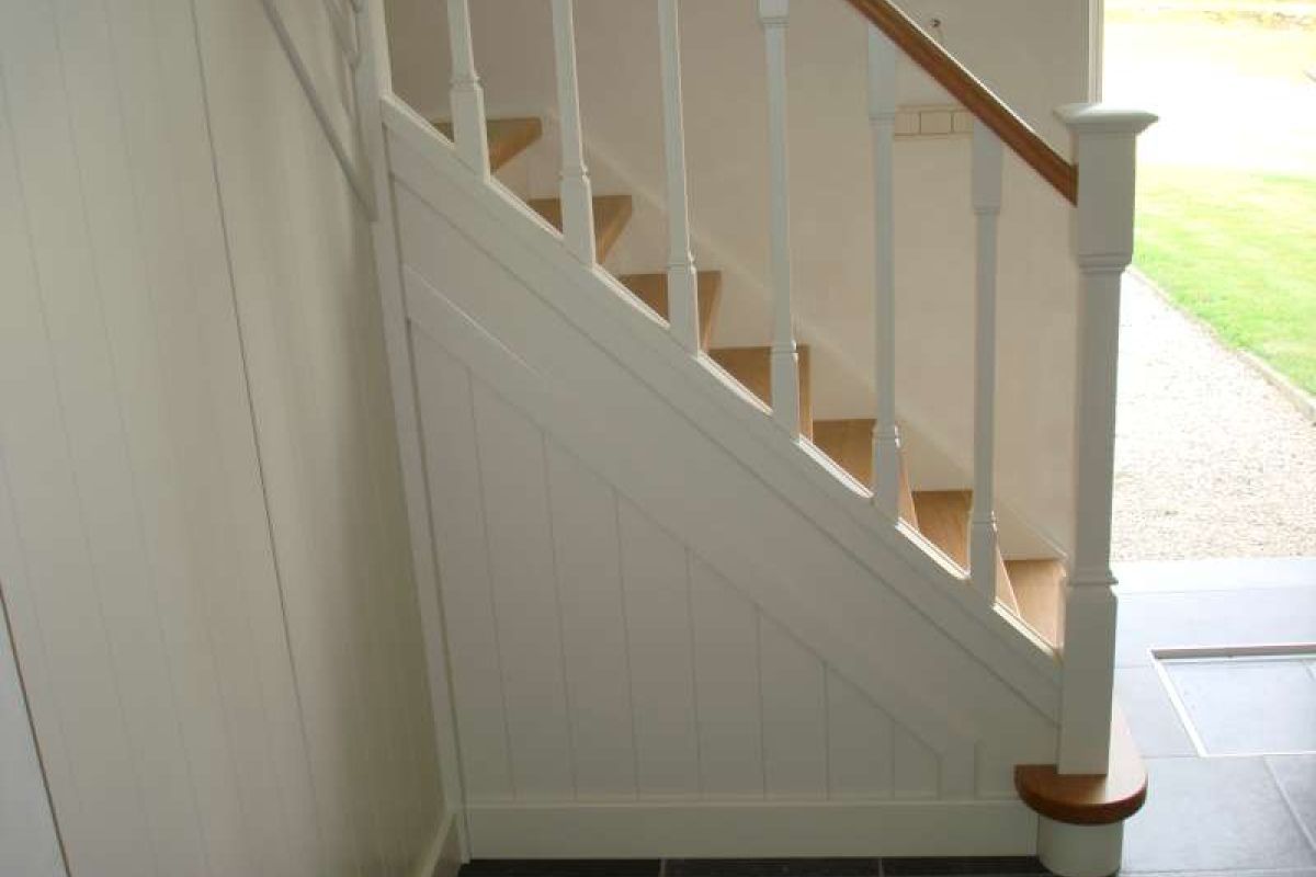 Houten trap op maat met witte leuning, geplaatst door Gebroeders Verduyckt